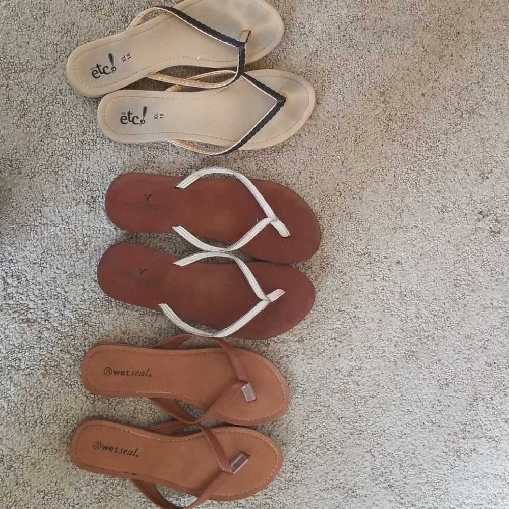 3 pairs of flip flops